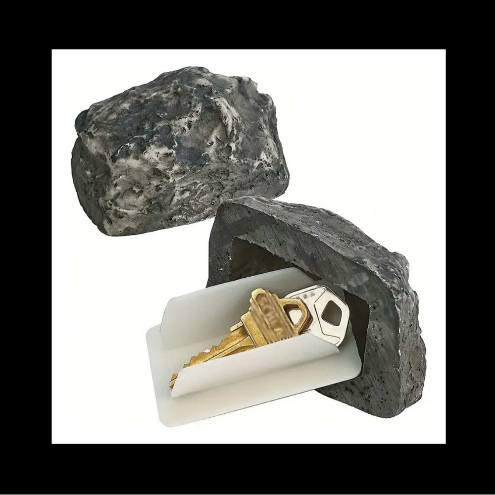 Naturalistic “hide a key” rock